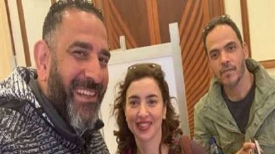 ساندرا نشأت ونجل شقيقة الزعيم يدليان بأصواتهما في الاستفتاء على الدستور