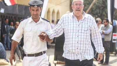 الشرطة تساعد كبار السن للوصول إلى لجانهم الانتخابية بالشيخ زايد