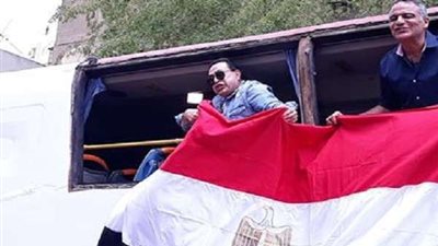 بالصور.. حكيم يشارك بمسيرة لدعم تعديل الدستور في الدقي