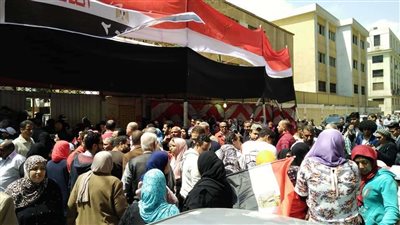 بالصور.. مسيرة حاشدة للعاملين بهيئة الضرائب العقارية لدعم تعديل الدستور