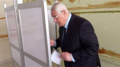 عدلي منصور يدلي بصوته في الاستفتاء على الدستور بـ 6 أكتوبر