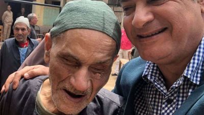 كفيف يدلى بصوتة فى لجنة بالمنوفية