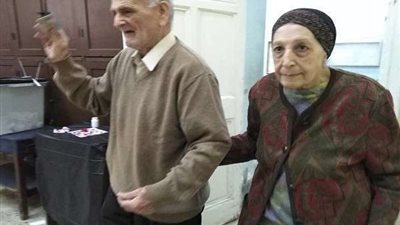 زوجان كبار السن يدليان بصوتيهما في الاستفتاء على التعديلات الدستورية