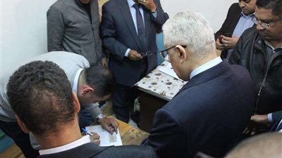 بالصور.. وزير التربية والتعليم يدلي بصوته في مدرسة المنيرة