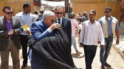 محافظ أسوان يدلي بصوته في الاستفتاء علي التعديلات الدستورية بالمحافظة