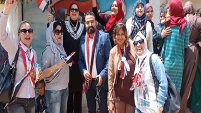 توافد المواطنين للمشاركة في الاستفتاء على التعديلات الدستورية بالهضبة