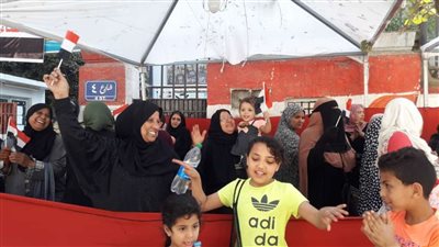 بالصور.. احتفالية الناخبين باستفتاء الدستور أمام مجمع المدارس بالمعادي