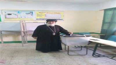 أسقف الشرقية يدلي بصوته في التعديلات الدستورية