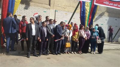 بالصور.. انتظار المواطنين أمام أبواب اللجان للمشاركة في استفتاء الدستور