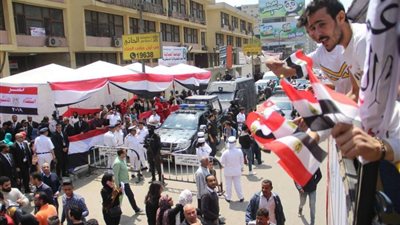 بالصور.. توافد الناخبين على لجان الجامعة العمالية لتأييد استفتاء الدستور