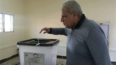 محلب يدلي بصوته في الاستفتاء على التعديلات الدستورية بحدائق المعادي