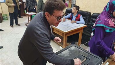 هاني شاكر يدلي بصوته في الاستفتاء على التعديلات الدستورية بالرماية