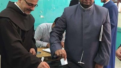 الأب بطرس دانيال يدلي بصوته في التعديلات الدستورية بعابدين