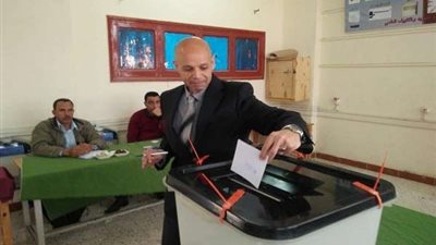 وكيل وزارة الصحة بالشرقية يدلي بصوته في استفتاء التعديلات الدستورية بالقرين