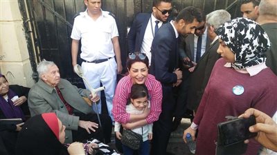 وفاء عامر تدلي بصوتها في التعديلات الدستورية بالقصر العيني