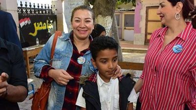 الصدفة تجمع نجوم الفن والمشاهير داخل لجان الاستفتاء على التعديلات الدستورية