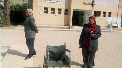 كراسي متحركة لكبار السن فى اللجان الإنتخابية بالبساتين