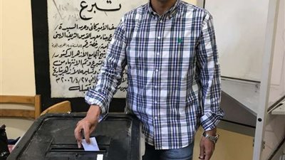 مدرب حراس المنتخب الأوليمبي يدلي بصوته في الاستفتاء