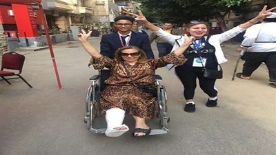 سيدة تتحدي الإصابة للإدلاء بصوتها في الإستفتاء بإحدى لجان الزمالك