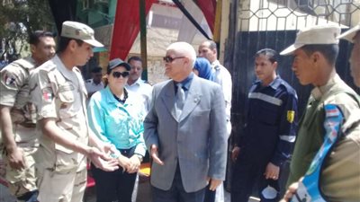 بالصور.. رئيس حي البساتين يتفقد سير لجان الاستفتاء