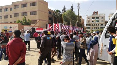 احتفال شعبي بالاستفتاء على الدستور  أمام لجان مدرسة المقطم |صور