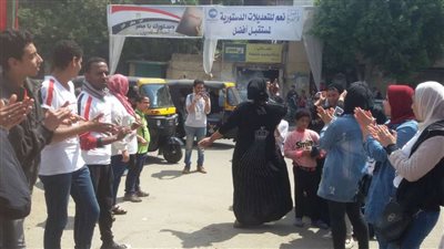 بالصور.. احتفال المواطنين بشبرا بالمشاركة في الاستفتاء على تعديل الدستور