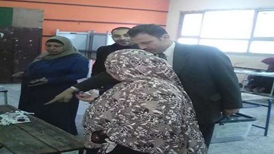 لليوم الثاني.. إقبال كثيف من المواطنين على لجان مدرسة عزيز مصر بالهرم