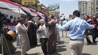 بالصور| احتفال الناخبين أمام الجامعة العمالية للإدلاء بأصواتهم بالاستفتاء