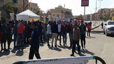 بالصور.. طوابير الشباب تتصدر مشهد الاستفتاء الدستوري بالقاهرة الجديدة