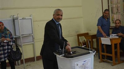 نائب رئيس جامعة الأزهر يدلي بصوته في الاستفتاء على الدستور بأسيوط