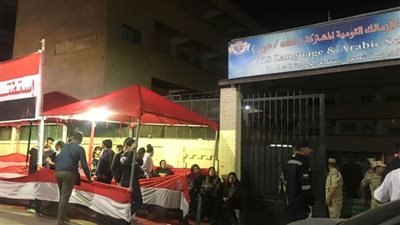 الشباب يٌقبلون على مدرسة القومية للاستفتاء بالزمالك
