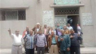 وكيل الزراعة بالشرقية يتقدم صفوف الموظفين أمام لجان الاستفتاء