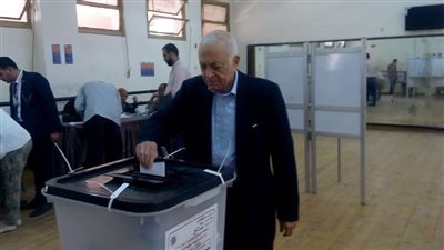 بالصور.. السفير نبيل العربي يدلي بصوته في استفتاء الدستور