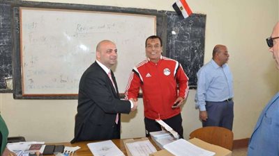 الحكم الدولي ناصر عباس يدلي بصوته في الاستفتاء على تعديل الدستور بحلوان