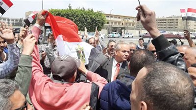 بالصور.. احتفالات عمال النقل العام أمام مجمع الملك فهد بمدينة نصر
