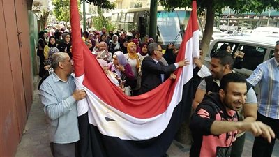 بالصور.. مسيرة لشباب الجامعات أمام جامعة القاهرة لدعم تأييد الدستور