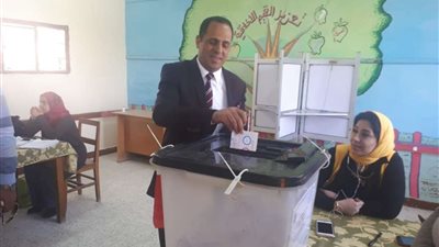 رئيس جامعة دمنهور يدلي بصوته في الاستفتاء على التعديلات الدستورية