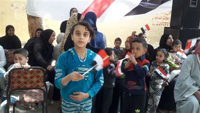 بالصور.. الأطفال يشاركون أهاليهم فرحة الاستفتاء على تعديل الدستور