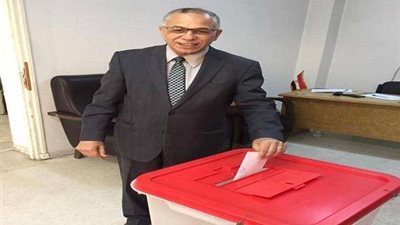 نائب رئيس جامعة الأزهر يدلي بصوته في السفارة المصرية بتونس
