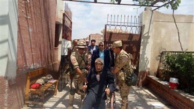 قعيد يدلي بصوته على كرسى متحرك.. ورئيس مدينة أشمون يوجه له الشكر