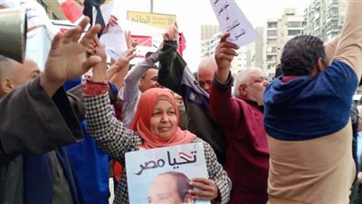 بالصور| احتفال الناخبين أمام الجامعة العمالية بعد الإدلاء بأصواتهم