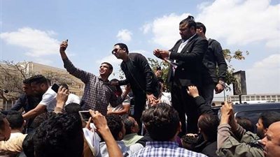 بالصور.. شحتة كاريكا يشارك المواطنين فرحتهم بالتعديلات الدستورية