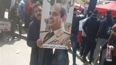 بالصور| مواطن يرفع لافتة 