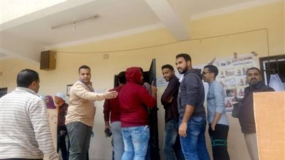 بالصور.. استمرار توافد الموطنين على مدرسة عمر مكرم بمدينة نصر