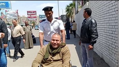 بالصور.. رجال الأمن يساعدوا الناخبين بالجامعة العمالية للإدلاء بأصواتهم