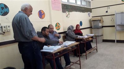 بالصور.. استمرار توافد المواطنين بمدرسة جمال عبد الناصر بدار السلام