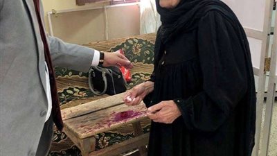 قاض يخرج من لجنته لمساعدة مسنة للإدلاء بصوتها بأوسيم