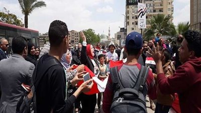 بالصور.. احتفالات الناخبين أمام مجمع الملك فهد بمدينة نصر