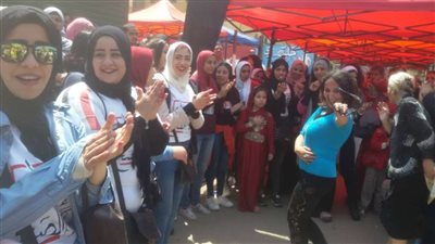 صور| الشباب يحتفلون.. والسيدات يشاركن بالزغاريد أمام مدرسة التوفيقية بشبرا