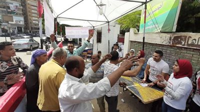 بالصور.. فرحة المواطنين أمام لجان مدرسة الشهيد أحمد فهمي بمدينه نصر